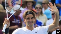 Petenis Roger Federer maju ke perempat final Shanghai Masters di Tiongkok dan mempertahankan peringkat teratas tenis putera untuk rekor selama 300 minggu (foto: dok).