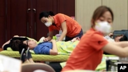 Medicinske sestre u bolnici u Seulu sa maskama na licu iz predostrožnbosti zbog MERS-a