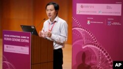 He Jiankui, un investigador chino de 34 años, habla durante la Conferencia de Edición del Genoma Humano en Hong Kong, el miércoles 28 de noviembre de 2018. 