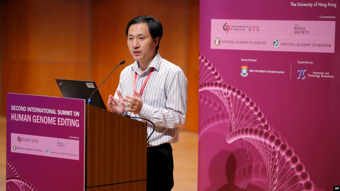 贺建奎星期三在香港举行的第二届基因编辑国际峰会上发言(美联社)