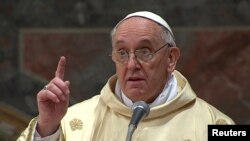 El papa Francisco no hizo ninguna referencia a las críticas aisladas en su contra por sus actuaciones durante la dictadura. 