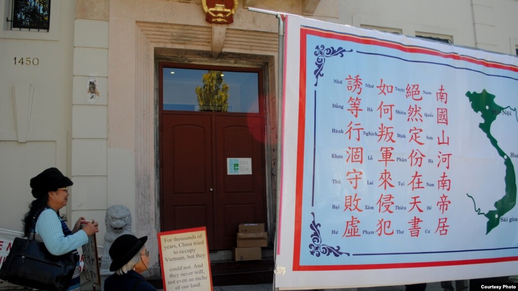 Bài hịch của Lý Thường Kiệt trước cơ sở ngoại giao Trung Quốc ở San Francisco (ảnh Bùi Văn Phú)