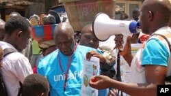 Petugas kesehatan memberi penyuluhan kepada warga mengenai wabah ebola di Conakry, Guinea (foto: dok).