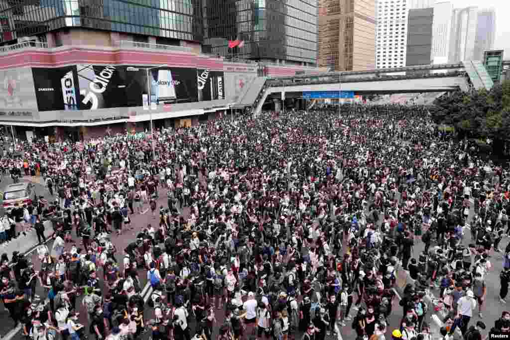 2019年6月12日香港抗议者反对香港对中国的引渡法案。