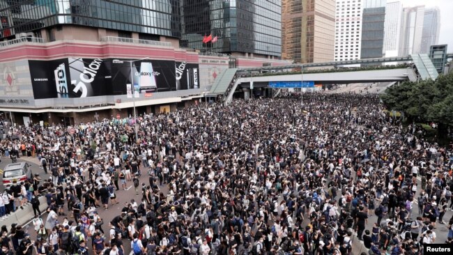 2019年6月12日香港抗议者反对香港对中国的引渡法案。