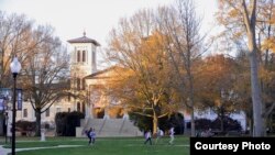 Siswa berjalan melintasi kampus Spartanburg, South Carolina, Wofford College. (Foto: Courtesy)