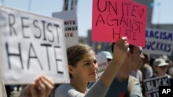 一位女性在三藩市的集會上舉著標牌。 （2017年8月25日）