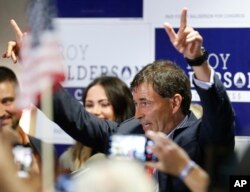 Troy Balderson, candidato republicano al Congreso de EE.UU. por el décimo segundo distrito de Ohio, saluda a sus partidarios el martes por la noche en Newark, Ohio.