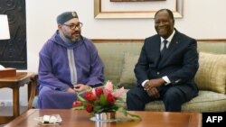 Le président ivoirien Alassane Ouattara et le roi marocain Mohammed VI lors de son arrivée à Abidjan, le 26 novembre 2017.