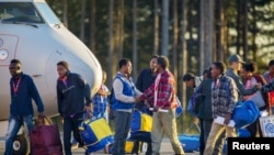 Des migrants érythréens arrivent à l’aéroport de Kallax, Suède, 9 octobre 2015.