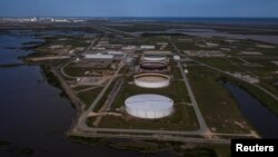 Archivo. La Reserva Estratégica de Petróleo de Bryan Mound, una instalación de almacenamiento de petróleo, se ve en esta fotografía aérea sobre Freeport, Texas, EE. UU., 27 de abril de 2020.