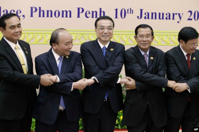 នាយករដ្ឋមន្រ្តីចិនលោក Li Keqiang ចាប់​ដៃ​ជាមួយ​នាយករដ្ឋមន្រ្តី​វៀតណាម​លោក Nguyen Xuan Phuc នាយករដ្ឋមន្រ្តី​ថៃ​លោក​ប្រាយុទ្ធ ចាន់អូចា នាយករដ្ឋមន្រ្តី​កម្ពុជា​ លោក​ហ៊ុន សែន និង​នាយករដ្ឋមន្រ្តី​ឡាវ​លោក Thongloun Sisolith នៅ​ក្រុង​ភ្នំពេញ កាល​ពី​ថ្ងៃទី១០ ខែ​មករា ឆ្នាំ​២០១៨​។