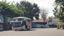 Suasana Terminal Jombor di Yogyakarta 13 April 2020, sepi namun masih ada aktivitas angkutan. (Foto:VOA/ Nurhadi)