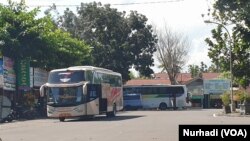 Suasana Terminal Jombor di Yogyakarta 13 April 2020, sepi namun masih ada aktivitas angkutan. (Foto:VOA/ Nurhadi)