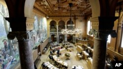 Senators debate the banking secrecy in Switzerland's Council of States, the Swiss federal assembly's upper house, in the parliament building in Berne, Switzerland, March 17, 2009. 