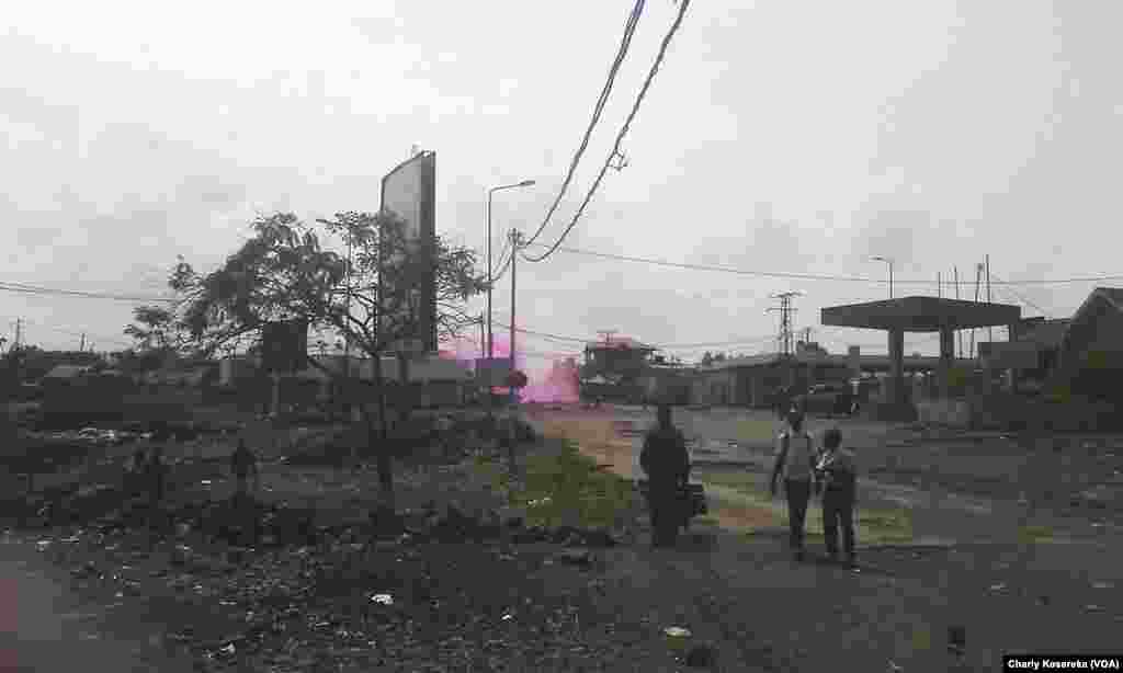 Des manifestants ont érigés des barricades à Goma, capitale de la province du Nord-Kivu, 26 mai 2016. VOA/Charly Kasereka