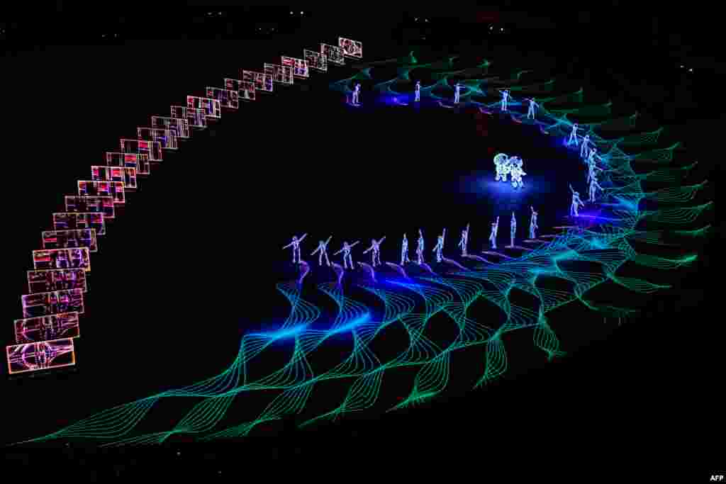 Para penari tampil dalam acara penutupan Olimpiade Pyeongchang 2018 di Korea Selatan, Minggu (25/2).