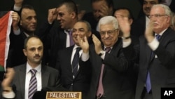 在联大通过巴勒斯坦观察员身份议案后，巴勒斯坦代表团成员与阿巴斯（中）一起表示欢欣鼓舞