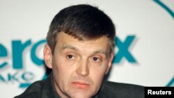 Alexander Litvinenko, then an officer of Russia's state security service FSB, attends a news conference in Moscow in this November 17, 1998 file picture.