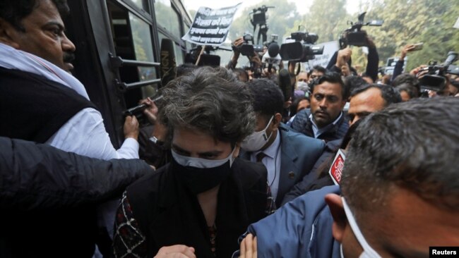 پرینکا گاندھی کو اس وقت حراست میں لیا گیا جب وہ بھارتی صدر کی رہائش گاہ کی جانب جانے کی کوشش کر رہی تھیں۔