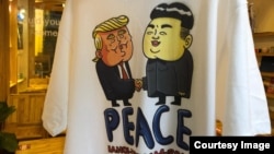 រូបឯកសារ៖ រូបតុក្កតាបង្ហាញពីជំនួបរវាងមេដឹកនាំកូរ៉េខាងជើងលោក Kim Jong Un និង​ប្រធានាធិបតីអាមេរិកលោក Donald Trump ដែលត្រូវផ្តិតនៅលើអាវយឺត