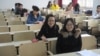 资料照：2011年11月27日，在中国东部安徽省合肥市，考生们准备参加中国公务员考试，全国有1.33亿人参加考试，以获得18000个政府职位的资格。（法新社）