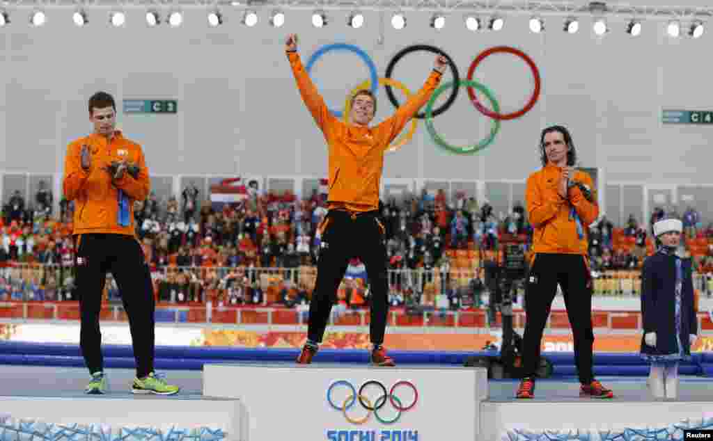 Para atlet Belanda, dari kiri ke kanan: Sven Kramer, Jorrit Bergsma dan Bob de Jong menerima medali untuk kompetisi speedskating nomor 10.000 meter putra di Adler Arena, Sochi (18/2).