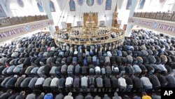 Almanya'da bir camide cemaat namaz kılıyor.