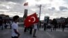 Rassemblement pour la démocratie à Istanbul tandis que les purges continuent en Turquie