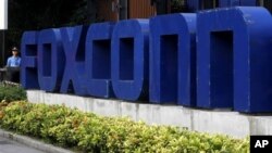 Logo Foxconn di pintu masuk kompleks perusahaan itu di kota Shenzhen, China bagian selatan. (Foto: Dok)