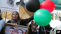 Palestinians celebrate the prisoner exchange deal between Hamas and Israel, in the West Bank city of Nablus, October 15, 2011.