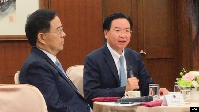 台湾外长吴钊燮（右）2019年11月22日在外交部茶叙上讲话。左为国际传播司司长陈明政。（美国之音齐勇明拍摄） 