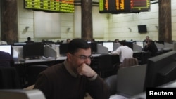 Traders work at the Egyptian stock exchange in Cairo, January 3, 2013.