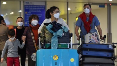 Hành khách đeo khẩu trang tại sân bay Nội Bài, Hà Nội. Đa số các ca nhiễm Covid-19 mới tại Việt Nam đều từ các chuyến bay.