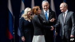 Яффа Иссахар встречается с Владимиром Путиным в сопровождении Биньямина Нетаньяху и его жены Сары. Иерусалим, 23 января 2020