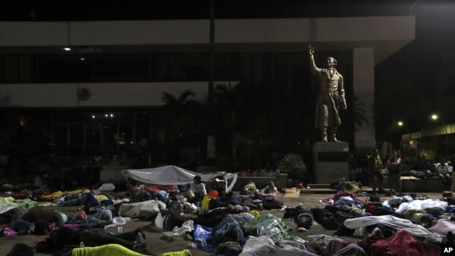 Los migrantes hondureños duermen en la ciudad de Tapachula, en el sur de México, el 22 de octubre de 2018. Foto: AP