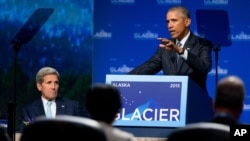 El presidente Barack Obama, acompañado por el secretario de Estado John Kerry hablaron en la conferencia sobre cambio climático en Alaska, el lunes, 31 de agosto de 2015.