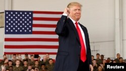 도널드 트럼프 미국 대통령이 13일 캘리포니아주 샌디에이고 소재 미라마 해군기지에서 연설을 한 후 주먹을 불끈 쥐는 포즈를 취하고 있다.