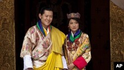 ກະສັດ Jigme Khesar Namgyal Wangchuck ແລະພະລາຊິນີ Jetsun Pema ແຫ່ງພູຖານ ທີ່ຊົງເຂົ້າພິທີອະພິເສກສົມລົດ ໃນອາທິດຜ່ານມາ, ວັນທີ 13 ຕຸລາ 2011.