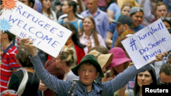 Un jeune australien tient une pancarte "Les réfugiés sont les bienvenus" à Sydney, Australie, le 14 octobre 2016.