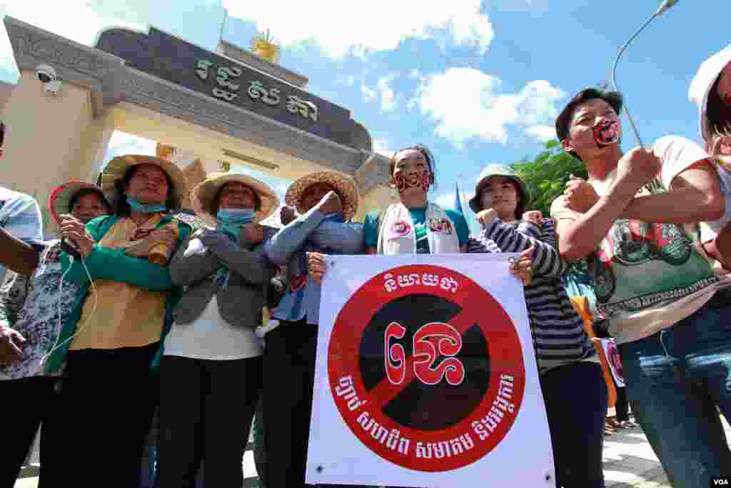 Pro-democracy activists say &quot;No&quot; to the NGO draft law. (Photo: Nov Povleakhena/VOA Khmer)