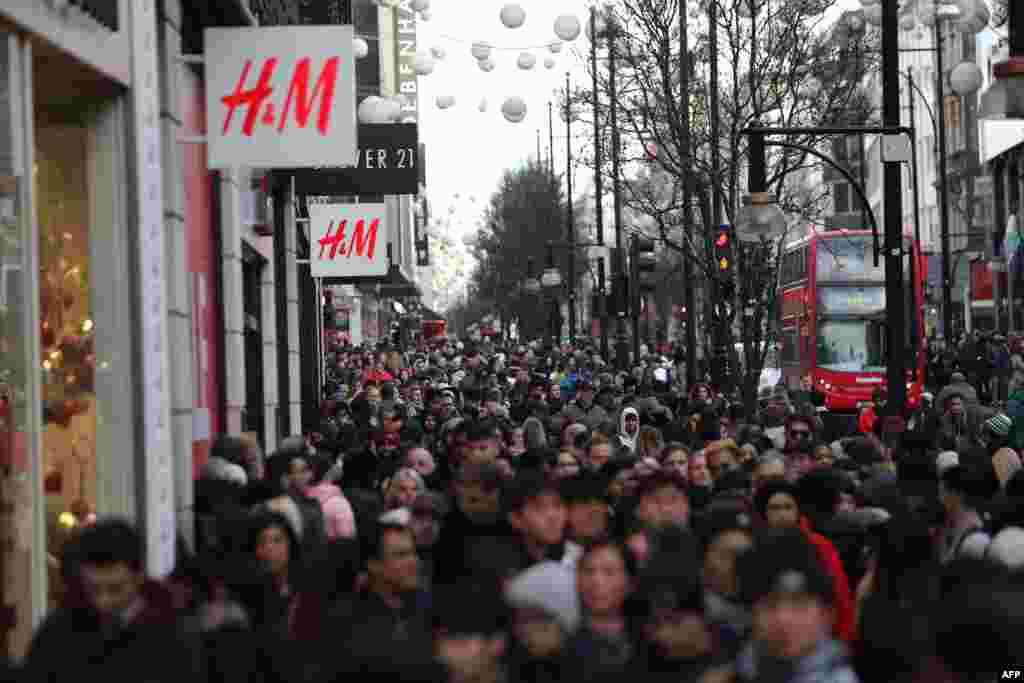 Londra&#39;nın Oxford Caddesi&#39;nde, Noel sonrası (Boxing Day) alış-veriş edenlerin fotoğrafı çekilmiş.