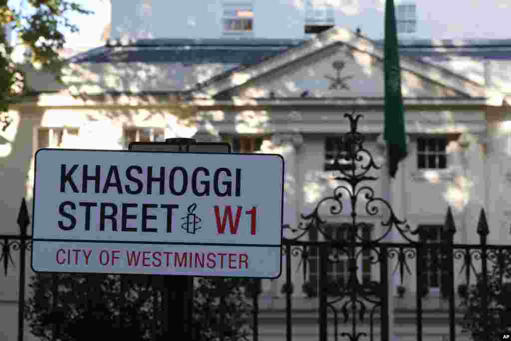 런던 주재 사우디아라비아 대사관앞에서 앰네스티 인터네셔널 활동가들이 &#39;카쇼기 피살&#39;사건을 조롱하기 위해 제작한 &quot;카쇼기 스트리트&quot; 푯말을 세워놓았다.&nbsp;
