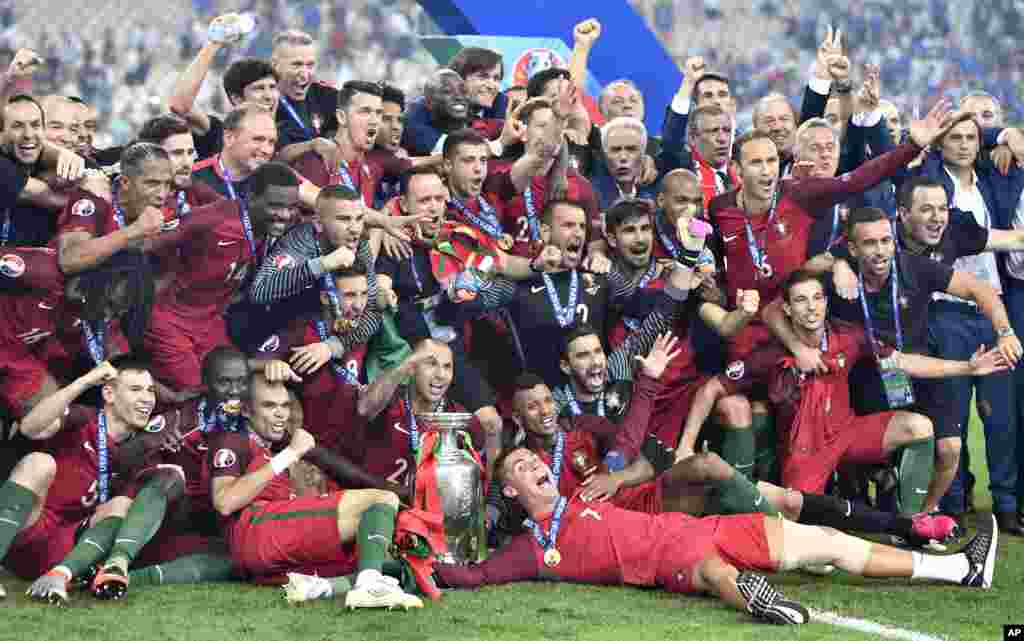 Les joueurs du portugal célèbrent après avoir remporté la finale de l&#39;Euro 2016 1-0 contre la France, 10 juillet 2016.