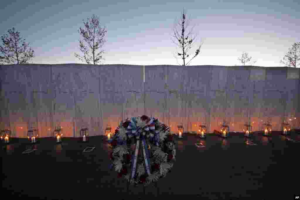 40 luminaires ont été placés devant le mur portant les noms des 40 passagers et membres d'équipage du vol 93 de la compagnie United qui s'était écrasé à Shanksville, en Pennsylvanie