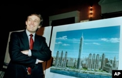 Ông trùm bất động sản Donald J. Trump trưng bày ý niệm của một nghệ sĩ về "Television City" sẽ ở phía xa mạn tây của Manhattan, ngày 18 tháng 11 năm 1985.