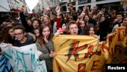 法国中学生10月17日在巴黎举行示威，抗议当局驱逐移民学生，将其遣返回国。