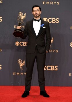 Riz Ahmed saat berada di ruang wawancara di ajang Emmy Awards 2017, dimana ia memenangkan penghargaan di kategori aktor pemeran utama terbaik untuk film "The Night Of." (dok: Jordan Strauss/Invision/AP)