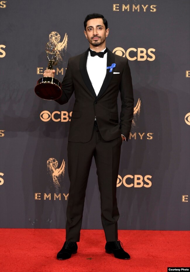 Riz Ahmed saat berada di ruang wawancara di ajang Emmy Awards 2017, di mana ia memenangkan penghargaan di kategori aktor pemeran utama terbaik untuk film "The Night Of." (dok: Jordan Strauss/Invision/AP)