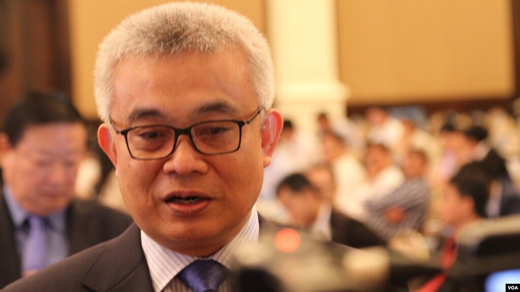 រូបឯកសារ៖ លោក អូន ព័ន្ធមុនីរ័ត្ន រដ្ឋមន្រ្តី​ក្រសួង​សេដ្ឋកិច្ច​និង​ហិរញ្ញវត្ថុ ថ្លែង​ប្រាប់​អ្នក​សារព័ត៌មាន​អំពី​ទីផ្សារ​មូលប័ត្រ​កម្ពុជា នៅ​ថ្ងៃទី៧ ខែមិថុនា ឆ្នាំ២០១៦ នៅ​រាជធានី​ភ្នំពេញ។ (វីអូអេ)